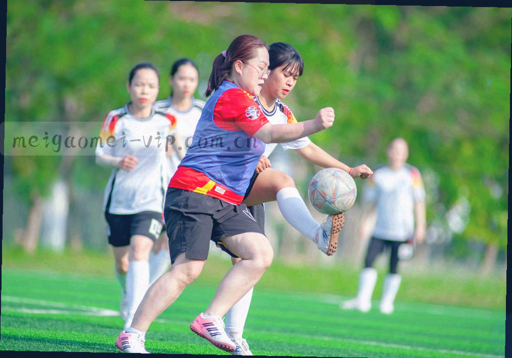 桌面与光影的俯视局部特写，构图抽象、画面中没有人物